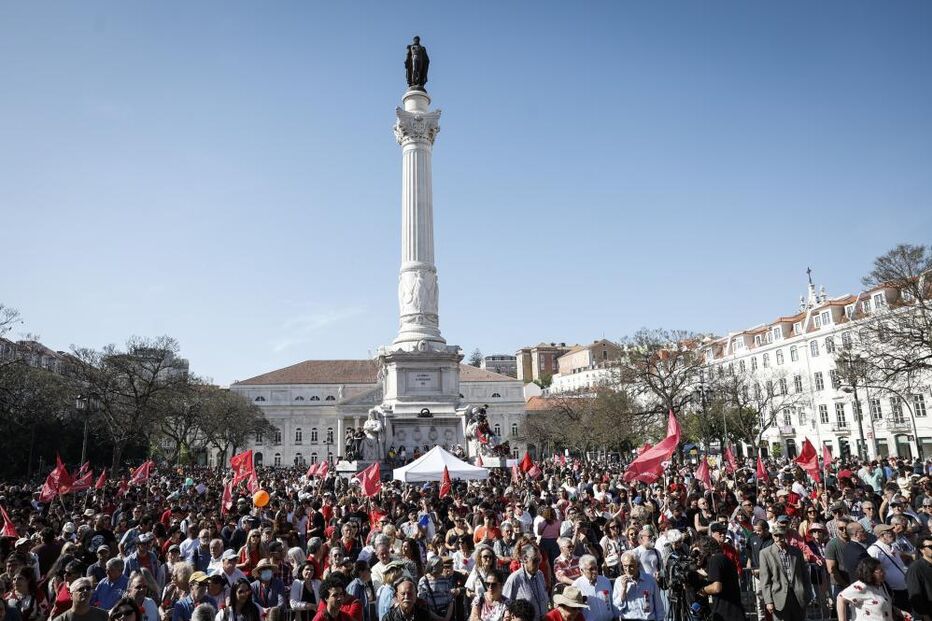 Milhares de pessoas descem a Avenida da Liberdade no 25 de Abril 2026