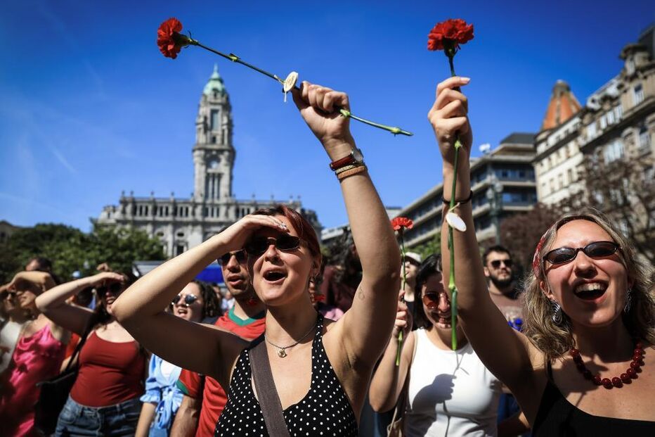 De cravos ao peito milhares de pessoas pintaram o Porto de Liberdade no 25 de Abril