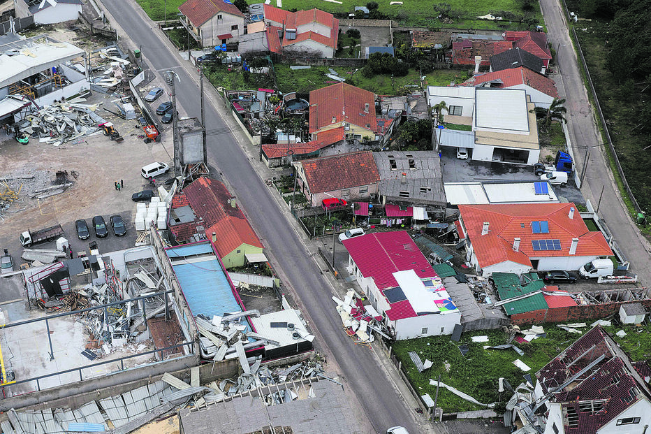 Várias casas e empresas ficaram danificadas pelas tempestades que afetaram o País no início do ano