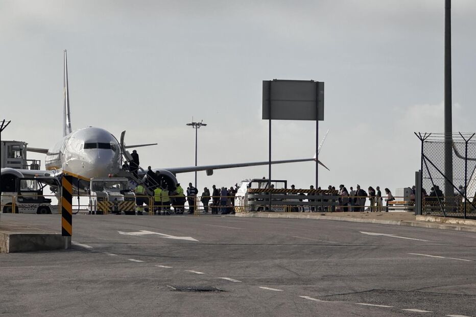 Evacuação na zona de embarque do aeroporto de Tenerife Norte devido a fumo.
