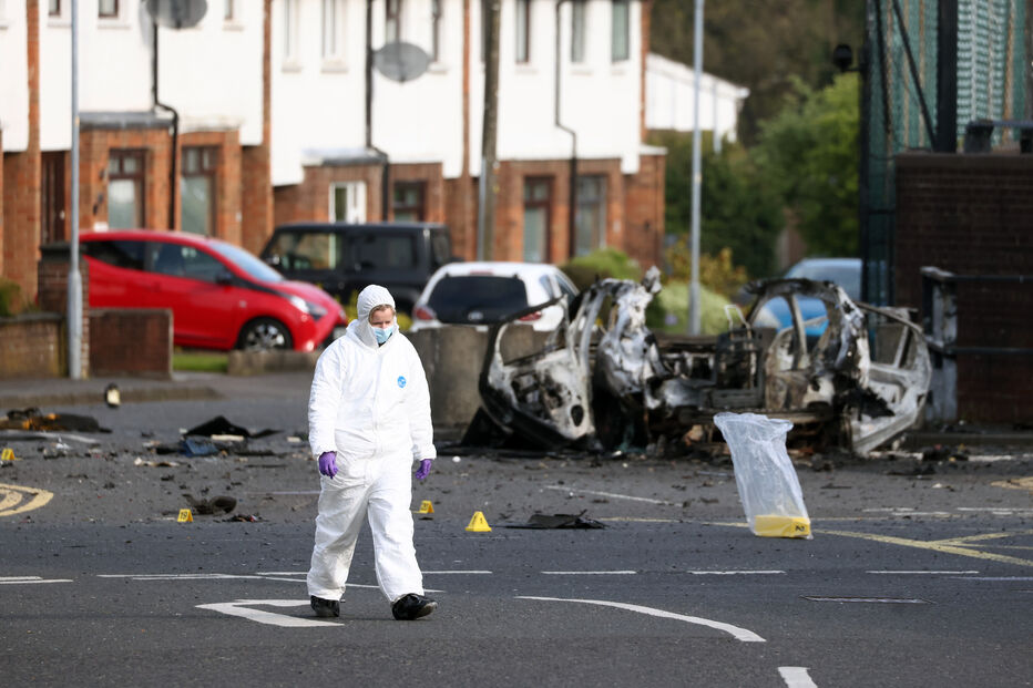 Polícia investiga explosão de carro em frente à esquadra, em Belfast