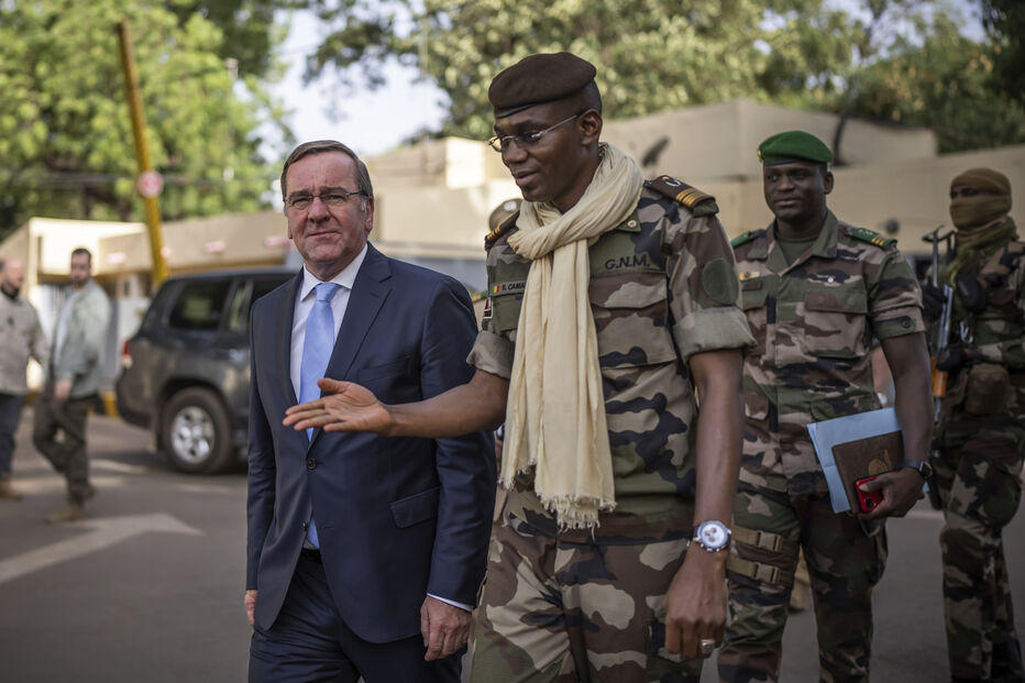 Ministro da Defesa do Mali acompanha alemães antes de ataque rebelde