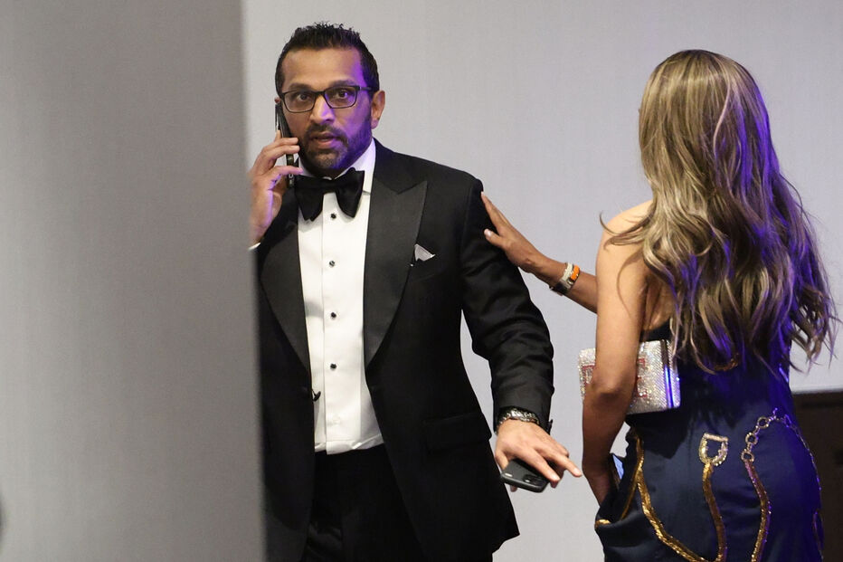 Homem de smoking ao telefone no jantar dos correspondentes da Casa Branca