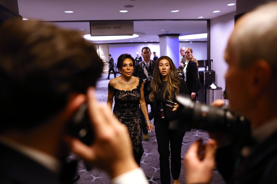 Pessoas caminham para o jantar dos correspondentes da Casa Branca