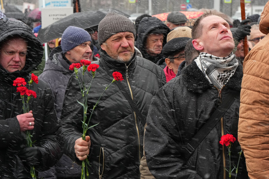 Russos homenageiam heróis de Chernobil com cravos vermelhos
