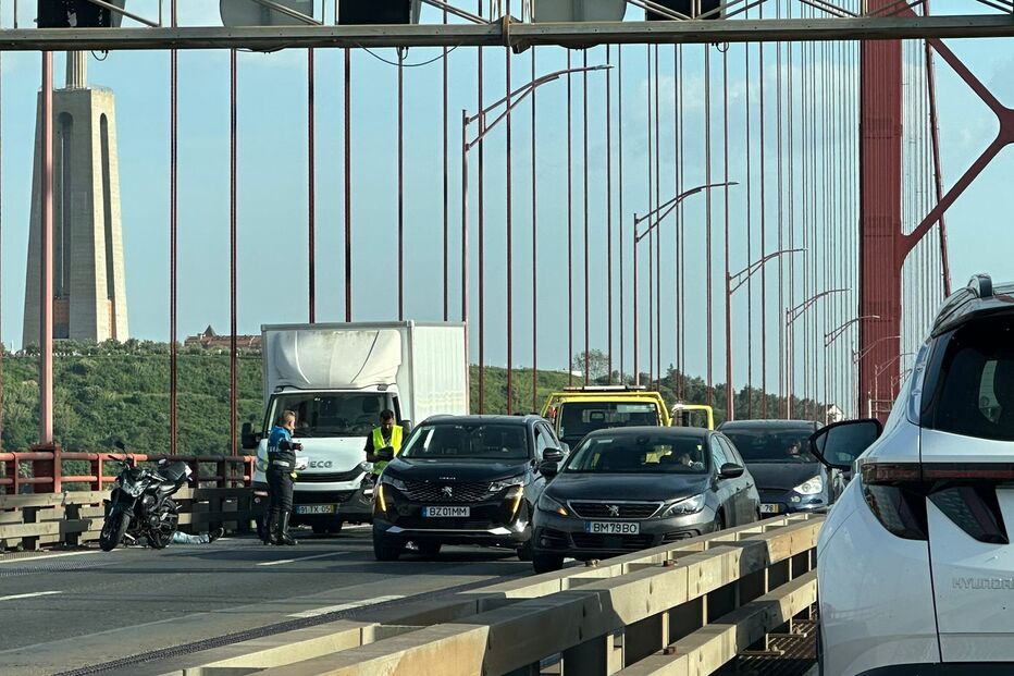 Motociclista levemente ferido em colisão com carro e ligeiro de mercadorias na Ponte 25 de Abril no sentido Sul-Norte