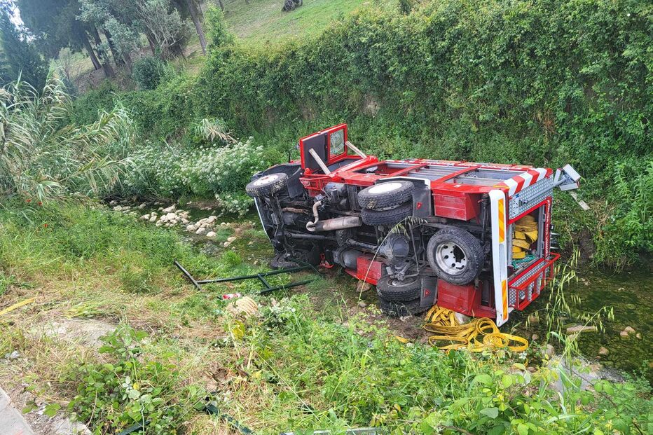 Camião dos Bombeiros de Arruda dos Vinhos cai a curso de água