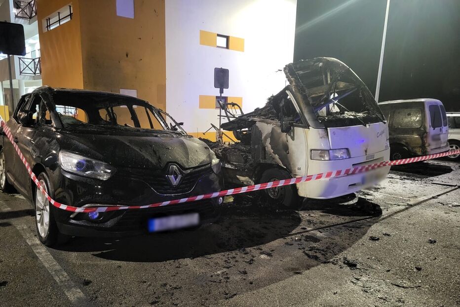 Carros atingidos pelo fogo causado por explosão