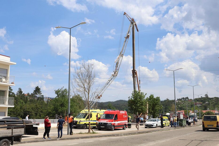 Queda de grua provoca um morto e um ferido grave em Coimbra