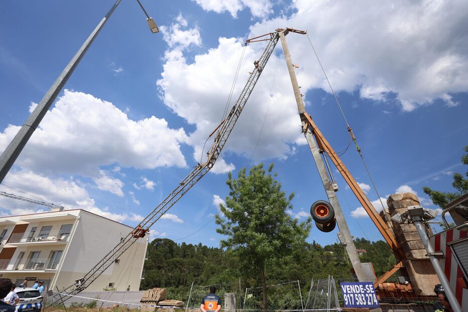Queda de grua provoca um morto e um ferido grave em Coimbra