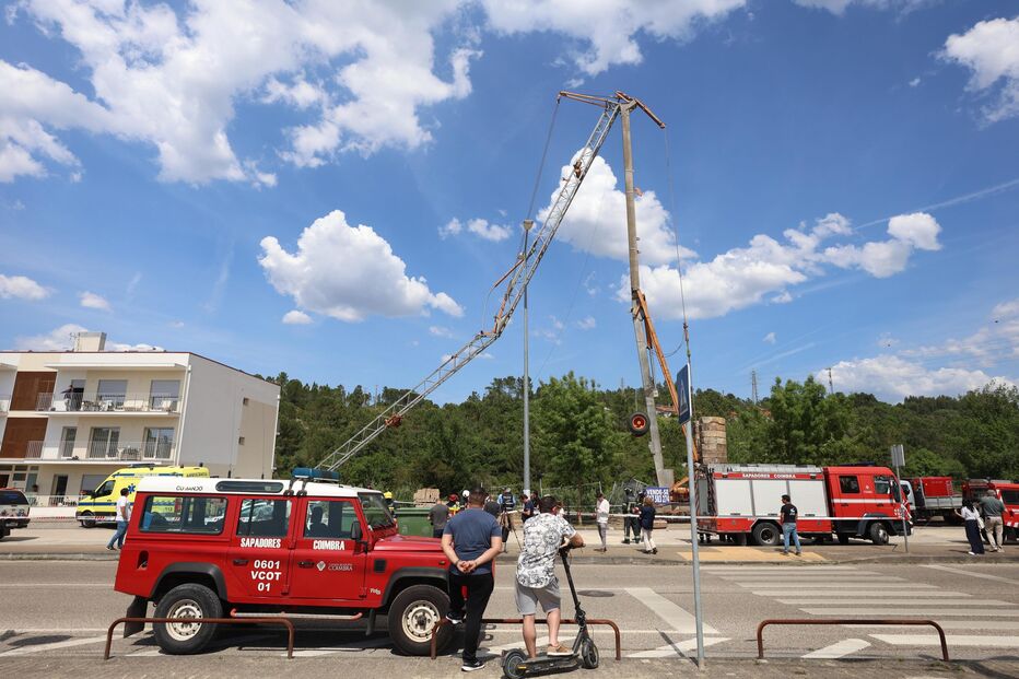 Queda de grua provoca um morto e um ferido grave em Coimbra