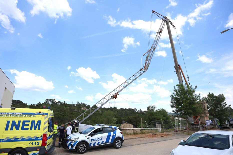 Queda de grua provoca um morto e um ferido grave em Coimbra