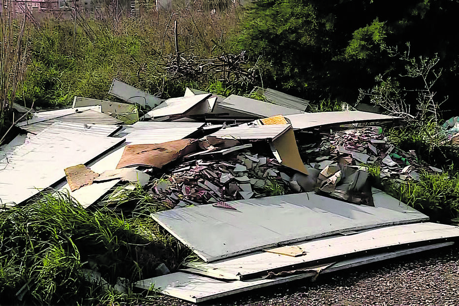 Cadáver estava neste local, escondido debaixo de telhas  e sacos do lixo