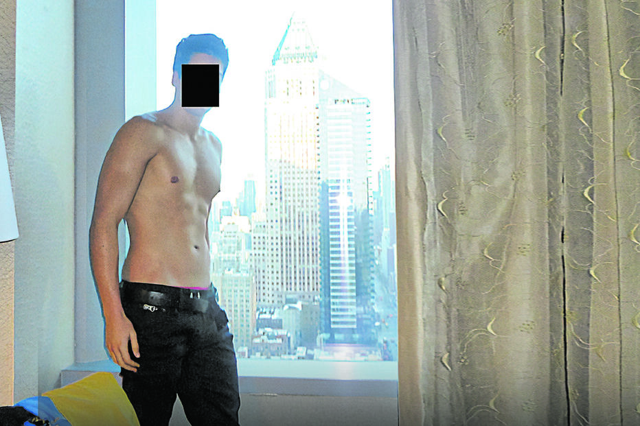 O modelo Renato Seabra no quarto do hotel onde cometeu o crime