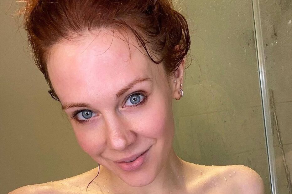 Maitland Ward posa com uma toalha após o banho