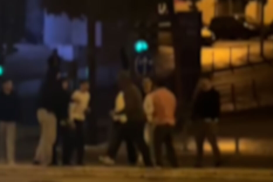 O momento em que iraquiano é agredido em Lisboa por grupo de 20 jovens após participar nas comemorações do 25 de Abril