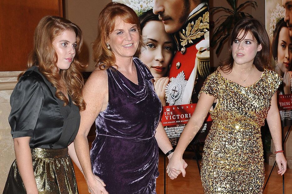 Sarah Ferguson e as filhas no evento de 