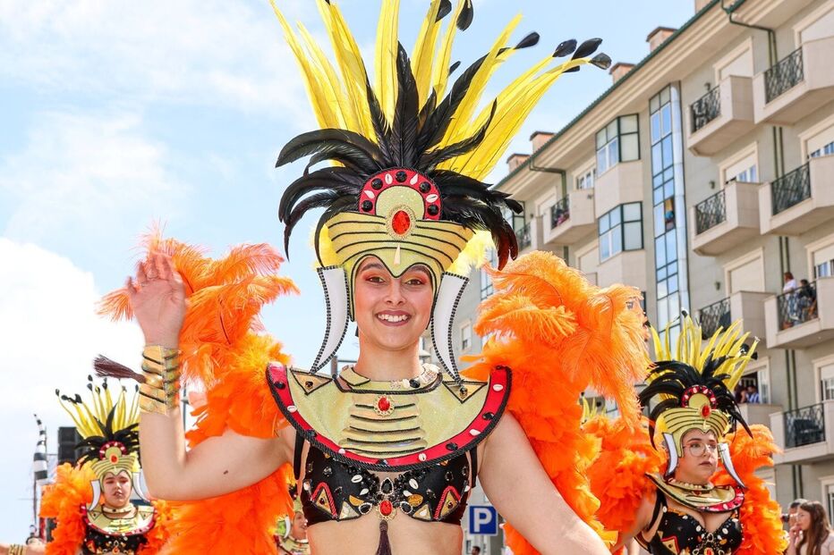 Foliões celebram o Carnaval com fantasias elaboradas e muita animação