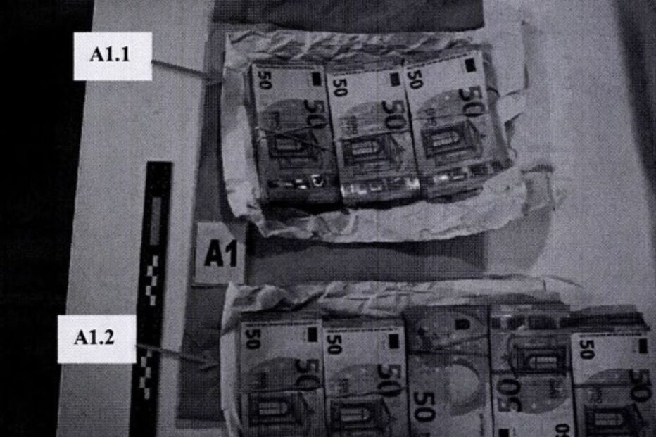 As imagens das notas com impressões digitais de quatro agentes da PSP apreendidas no gabinete de Vítor Escária