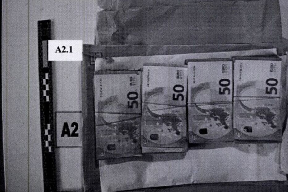 As imagens das notas com impressões digitais de quatro agentes da PSP apreendidas no gabinete de Vítor Escária