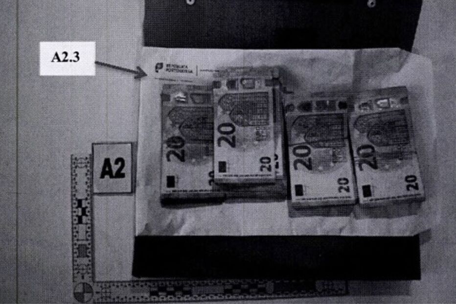 As imagens das notas com impressões digitais de quatro agentes da PSP apreendidas no gabinete de Vítor Escária