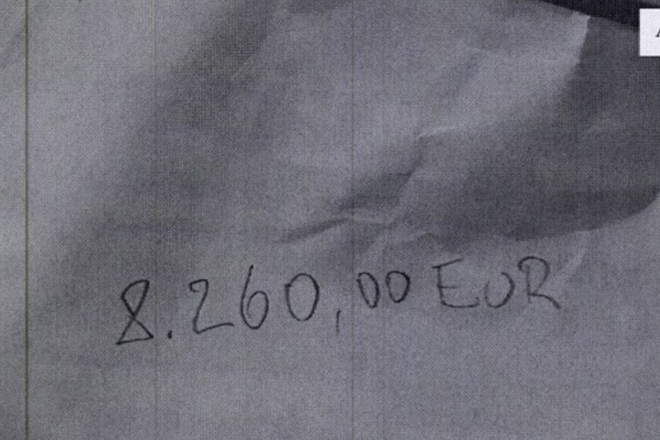 As imagens das notas com impressões digitais de quatro agentes da PSP apreendidas no gabinete de Vítor Escária