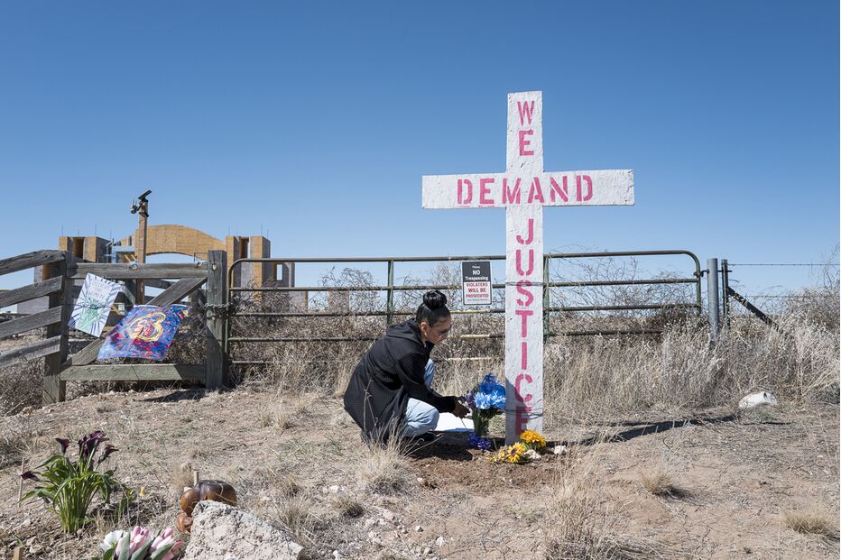 Mulher homenageia vítimas no rancho San Rafael, associado a crimes sexuais