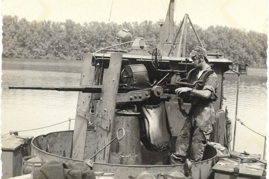 Militar opera armamento pesado num barco