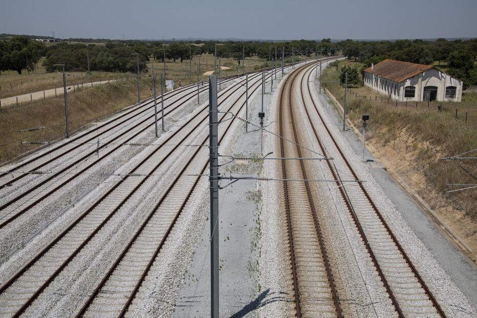 Estação de comboios da Casa Branca. Linhas de comboio recuperadas recentemente. Linha férrea.