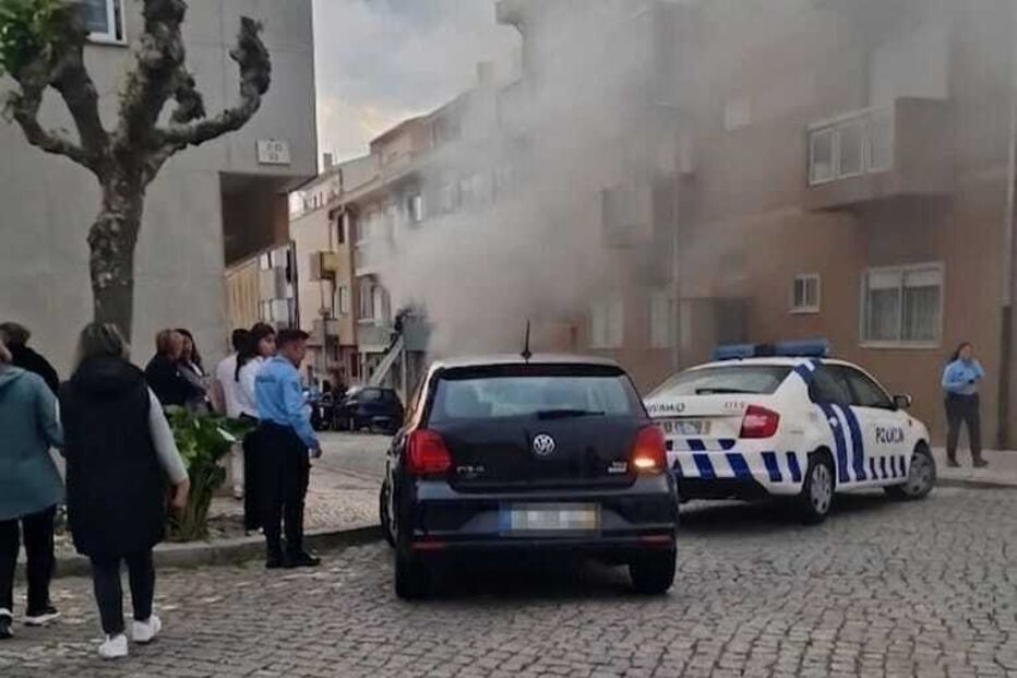 Dois homens e um agente da PSP feridos em incêndio num prédio em Espinho