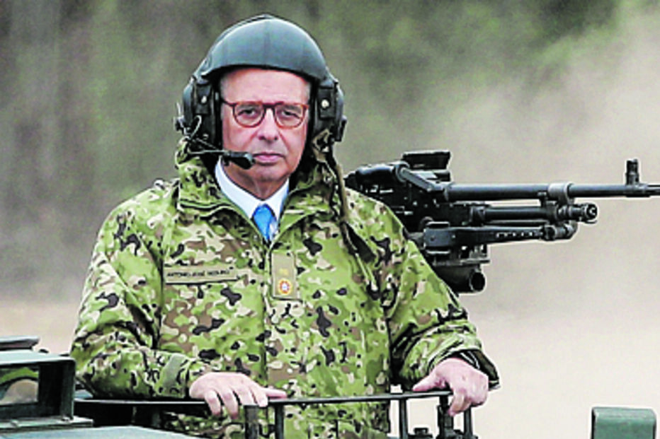 Seguro assiste a demonstrações do Exército