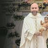 <![CDATA[ Padre expulso dos altares por abuso sexual vive sozinho e isolado a 200 metros da Igreja ]]>