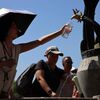<![CDATA[ Guarda-chuvas para se protegerem do sol e fontes para se refrescarem: O que os europeus fazem para enfrentar onda de calor ]]>