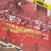 <![CDATA[ 'Onda vermelha' enche as ruas de Londres para celebrar a vitória do Arsenal na Premier League ]]>