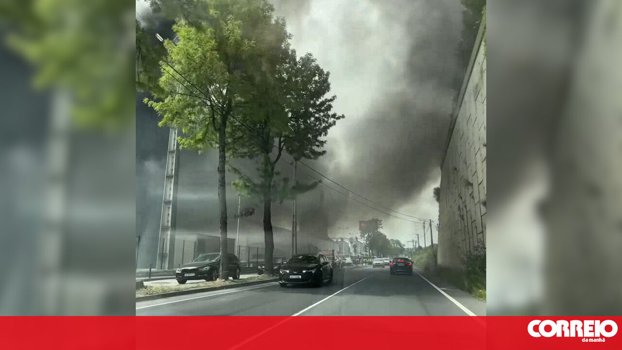 Fire breaks out in warehouse in Vila Franca de Xira next to the A1