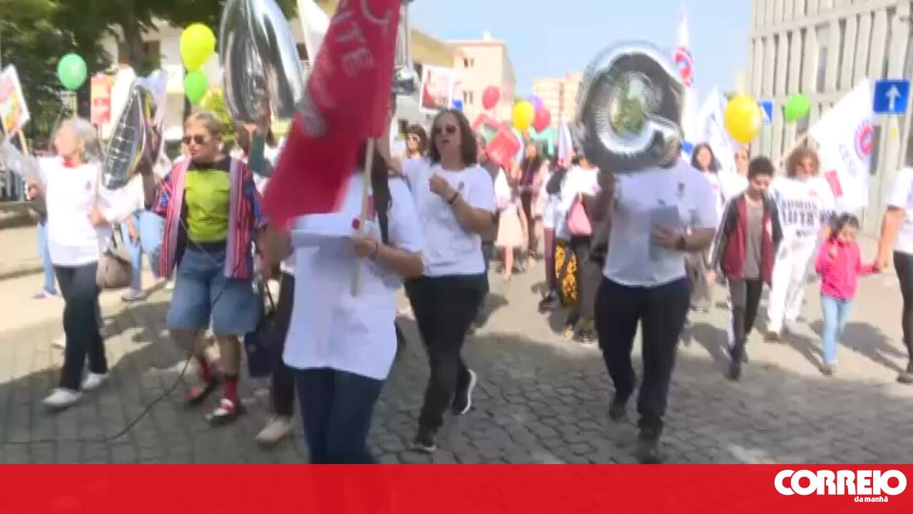 Hundreds of residents in Castelo Branco take to the streets to celebrate May 1st