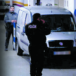Polícia no local, no dia do crime. Vítima foi morta no interior de uma garagem, em Alverca do Ribatejo