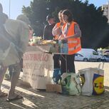 Jovens do movimento Climáximo redistribuem alimentos tirados de supermercado