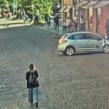 O momento em que homem atropela dez pessoas e tenta fugir em Itália