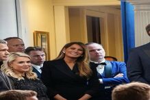 Melania Trump posa com convidados num evento