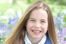 Princesa Charlotte surge sorridente em fotografia para celebrar o seu aniversário