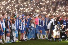 À luz das lanternas, milhares no Estádio do Dragão homenagearam Jorge Costa