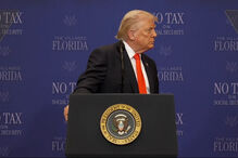 'Digam-lhes para aumentar o microfone!': Trump queixa-se do som durante discurso na Flórida