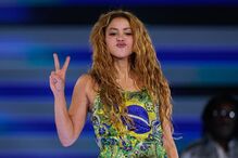 Shakira atrai multidão de dois milhões em Copacabana, Rio de Janeiro