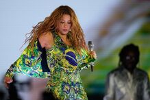 Shakira atrai dois milhões de pessoas em Copacabana, Rio de Janeiro