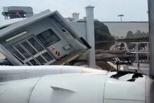 Avião da transportadora China Eastern colide contra ponte de embarque no aeroporto de Xangai