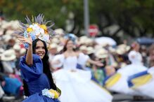 Milhares de pessoas assistem ao cortejo da Festa da Flor na Madeira apesar da chuva