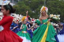 Milhares de pessoas assistem ao cortejo da Festa da Flor na Madeira apesar da chuva