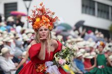 Milhares de pessoas assistem ao cortejo da Festa da Flor na Madeira apesar da chuva