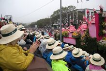 Milhares de pessoas assistem ao cortejo da Festa da Flor na Madeira apesar da chuva